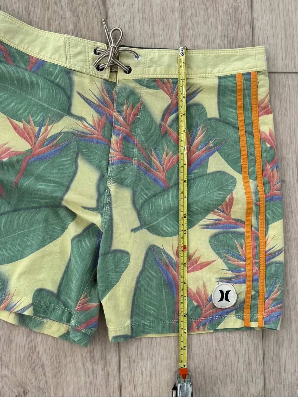 Men’s Hurley Phantom size 31 yellow tropical print board shorts swim trunks